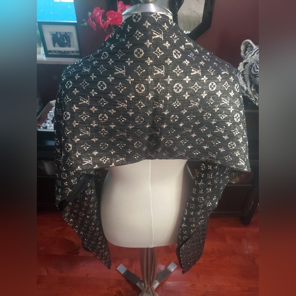 Louis Vuitton Monogram So Glitter Stole Scarf/Shawl - Picture 4 of 15